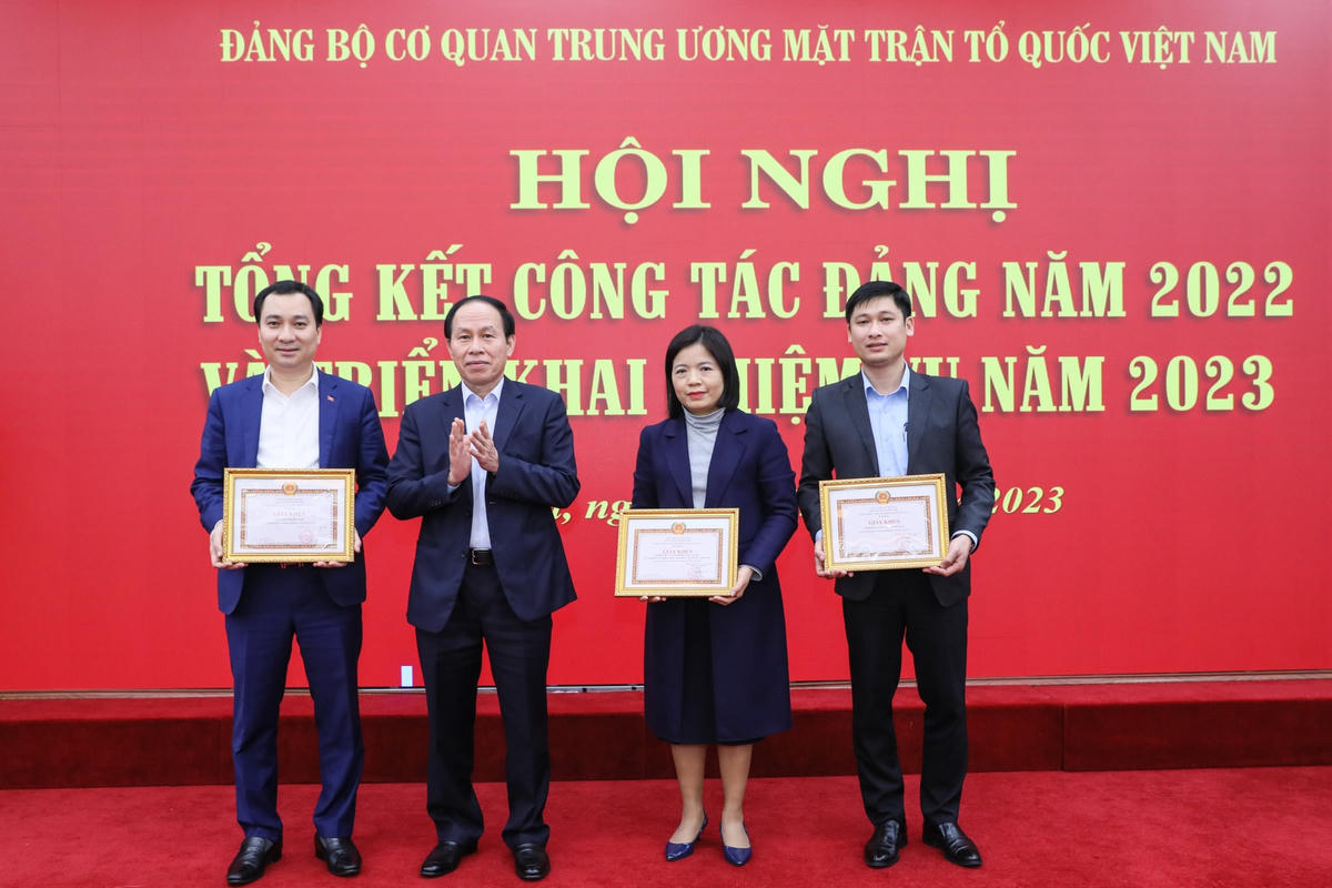 Phó Chủ tịch - Tổng Thư ký Lê Tiến Châu trao Giấy khen cho các chi bộ đạt danh hiệu chi bộ “Trong sạch, vững mạnh” tiêu biểu năm 2022