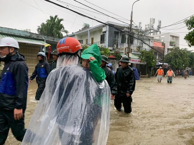 1.700 hộ dân ở đường Mẹ Suốt được đưa ra khỏi khu vực ngập sâu đêm 13 và sáng 14/10.