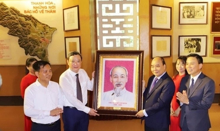 Chủ tịch nước Nguyễn Xuân Phúc tặng TP Thanh Hóa bức ảnh Chủ tịch Hồ Chí Minh và thăm gian trưng bày hình ảnh và những kỷ vật về Bác Hồ.