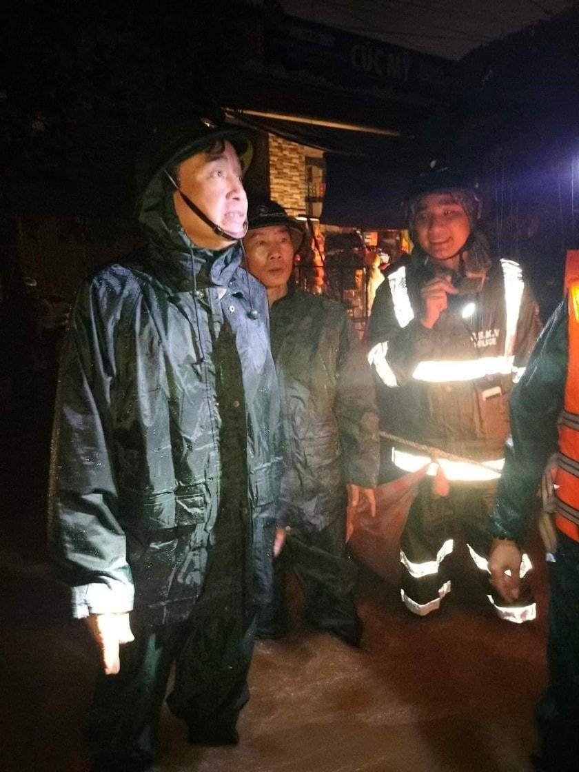 Chủ tịch UBND TP Đà Nẵng Lê Trung Chinh chỉ đạo sơ tán, di dời dân đêm 13/10.