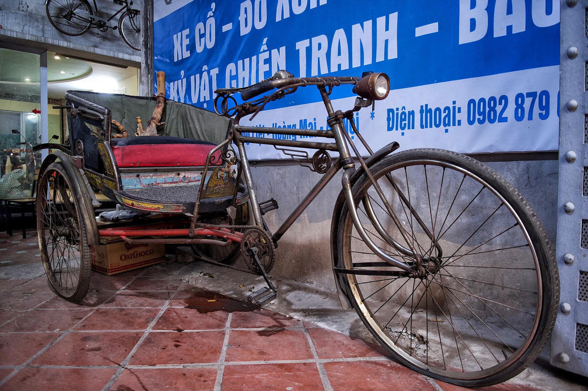Chiếc xe xích lô cũ đánh dấu những ngày đầu “dấn thân” vào chốn mê đồ cũ của anh Cường.