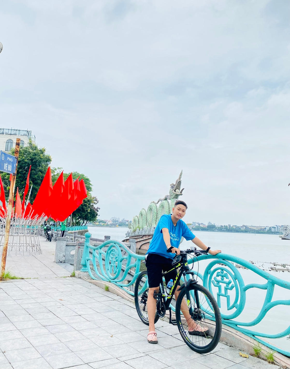 Hoạt động đạp xe vòng quanh hồ Tây được khá nhiều người yêu thích. Ảnh: Thu Quỳnh.  