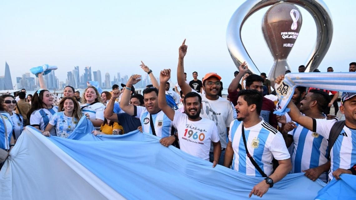 Nhiều người Argentina đã đến Qatar nhưng không có vé xem trận chung kết, họ kiên nhẫn tìm nhiều cách để sở hữu những tấm vé giá trị này (Ảnh: Buenos Aires Times).