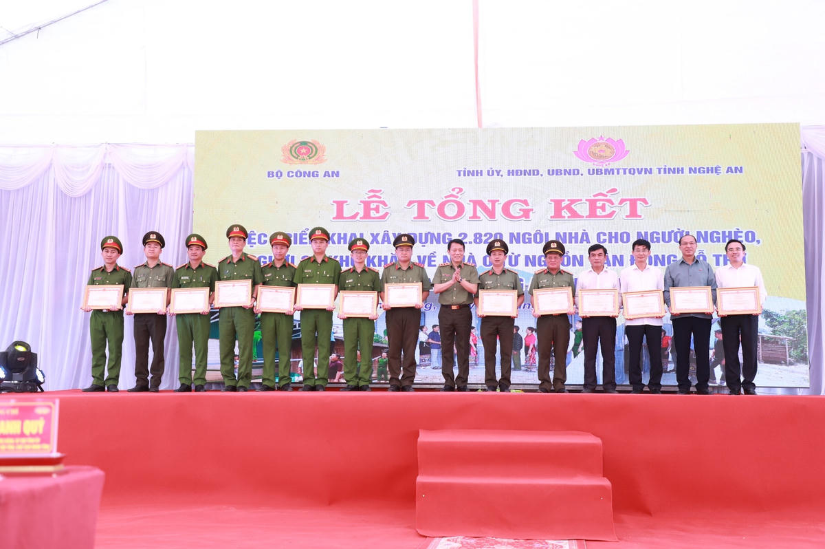 Đại diện lãnh đạo Bộ Công an và tỉnh Nghệ An trao Bằng khen của Chủ tịch UBND tỉnh Nghệ An khen thưởng các tập thể, cá nhân có thành tích xuất sắc trong công tác xây dựng nhà cho người nghèo, người có khó khăn về nhà ở.