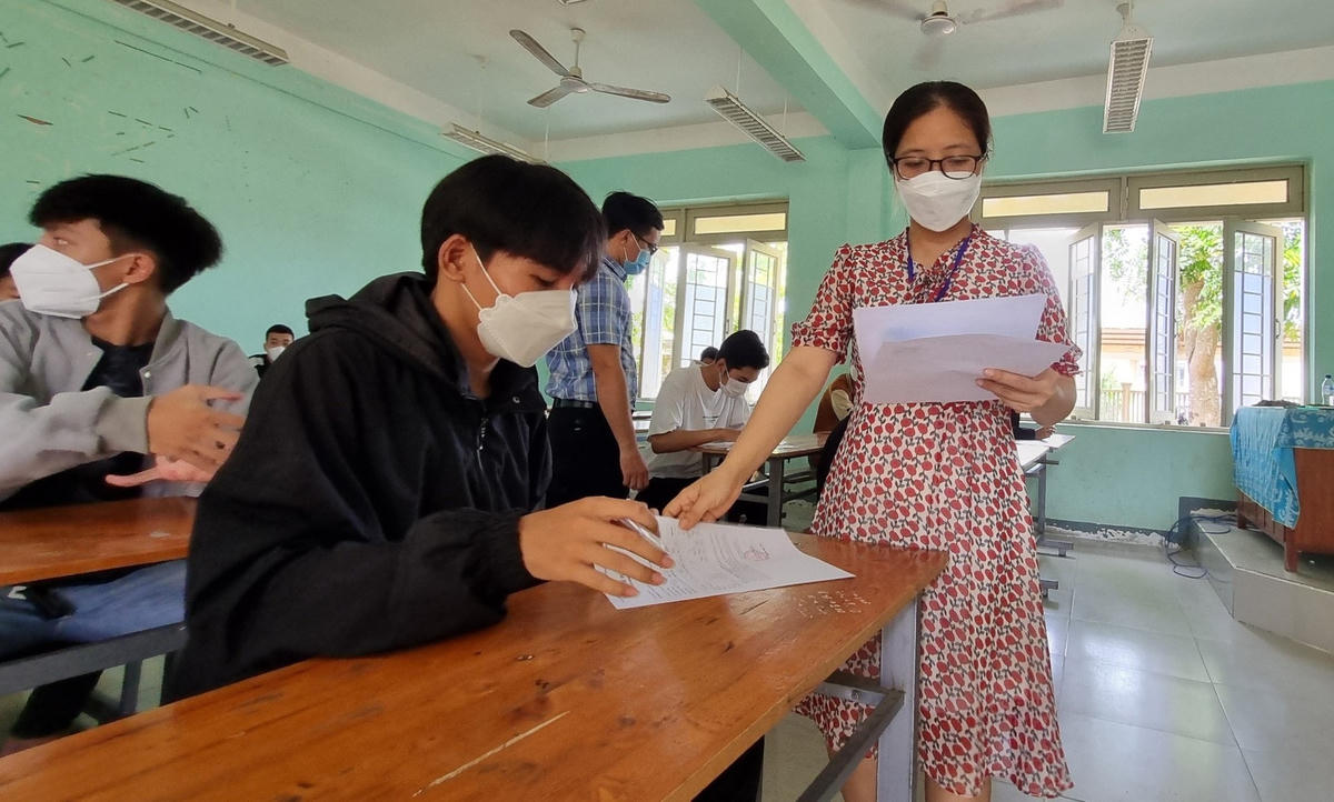 Các TS ở Quảng Ngãi làm thủ tục thi tốt nghiệp THPT năm 2022.