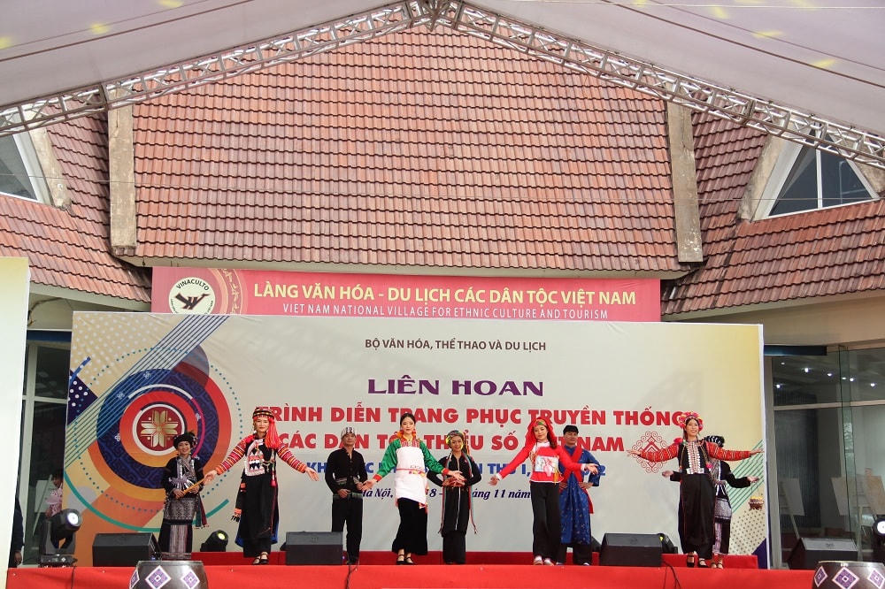 Liên hoan trình diễn trang phục truyền thống các dân tộc thiểu số Việt Nam