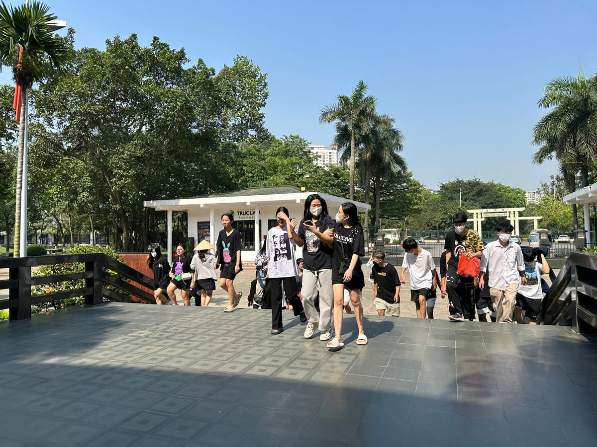 Nhiều đoàn khách tham quan tham gia tour trải nghiệm trong ngày Quốc tế bảo tàng (18-5).