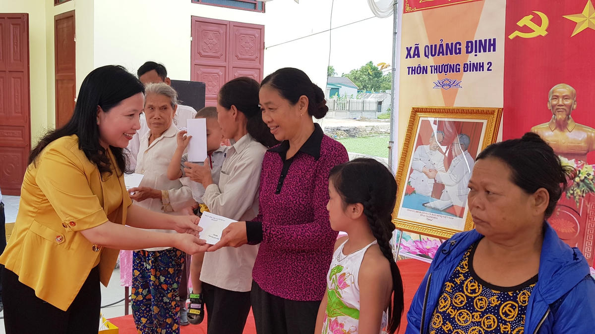 Chủ tịch UBMTTQ tỉnh, Trưởng ban Dân vận tỉnh Thanh Hóa Phạm Thị Thanh Thủy cũng đã tặng quà cho 10 gia đình có hoàn cảnh khó khăn; trao 50 triệu hỗ trợ làm nhà Đại đoàn kết cho gia đình bà Đoàn Thị Vân, thôn Thượng Đình 2, xã Quảng Định. Chính quyền huyện Quảng Xương cũng có các phần quà trao tặng thôn Thượng Đình 2.