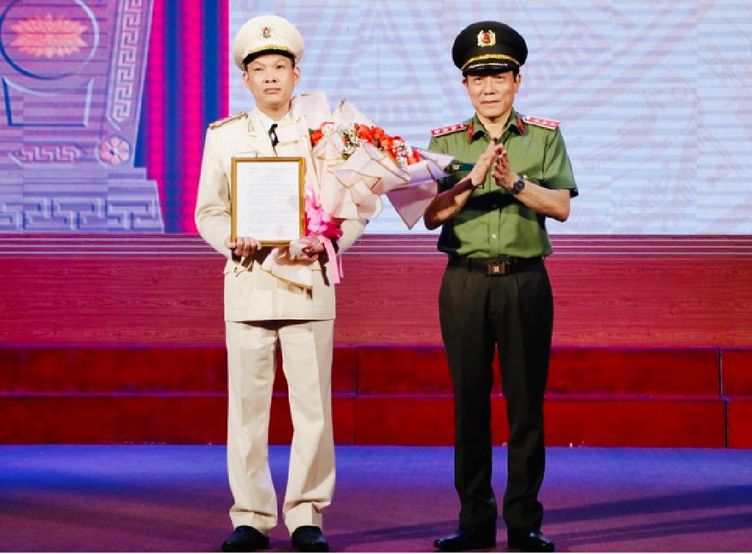 Thượng tướng Lương Tam Quang trao quyết định cho đại tá Tạ Văn Đẹp.