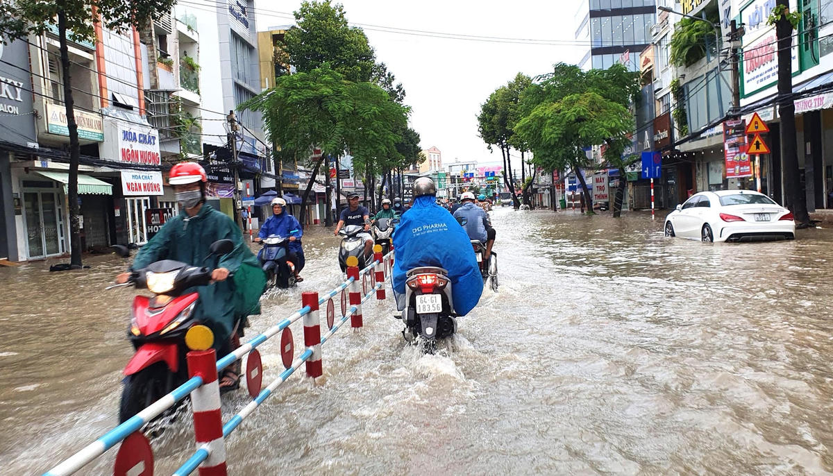 Nội ô quận Ninh Kiều ngày 9/10, triều cường tấn công, nhiều tuyến đường ngập sâu. 