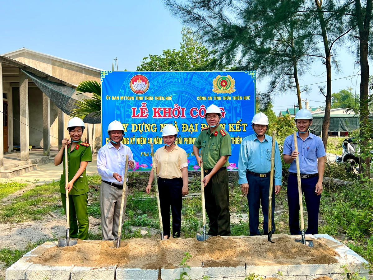 Khởi công xây dựng nhà Đại đoàn kết cho hộ gia đình bà Lê Thị Bê.