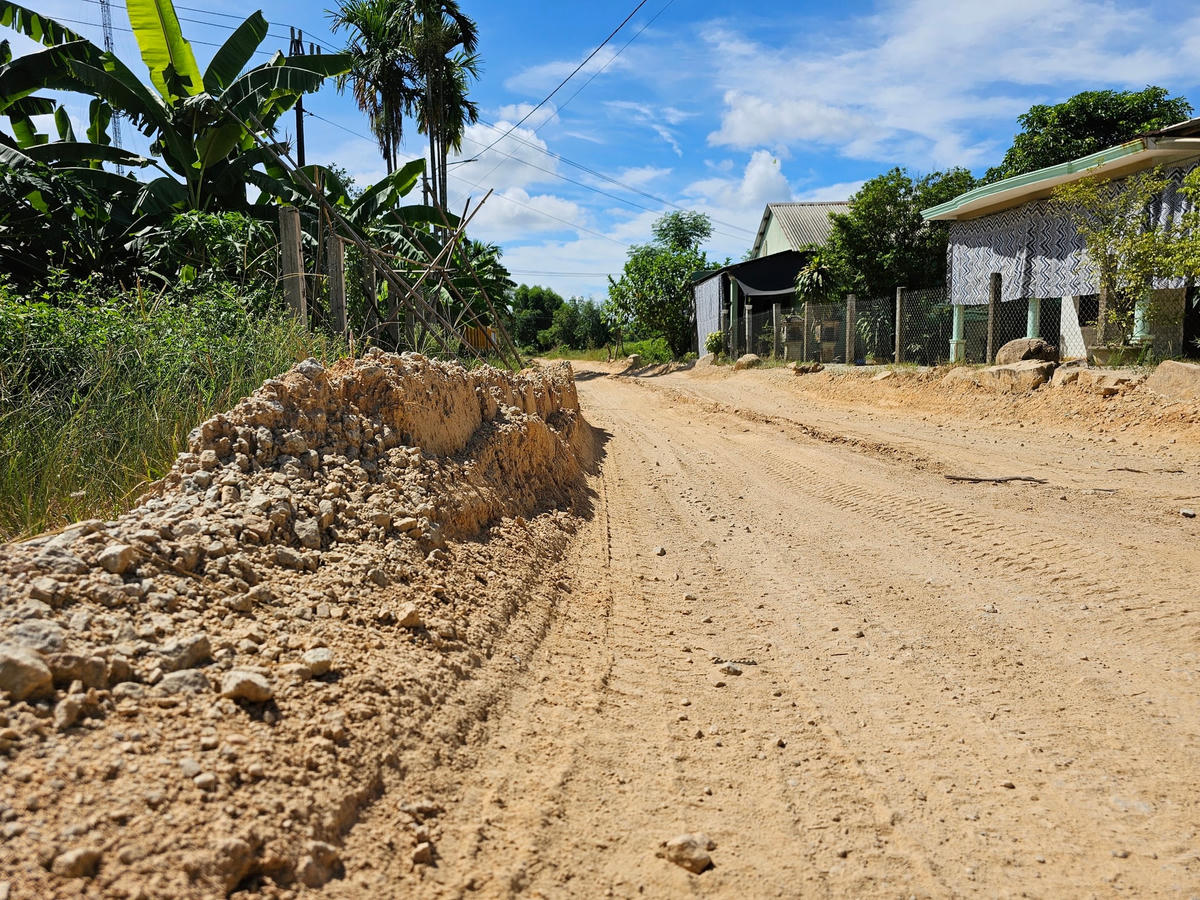Ông Tuấn cho biết, chính quyền địa phương rất mong muốn các cấp có thẩm quyền quan tâm, chỉ đạo đơn vị thi công đẩy nhanh tiến độ, sớm hoàn thiện công trình để phục vụ người dân đi lại, góp phần thúc đẩy phát triển kinh tế - xã hội tại địa phương.