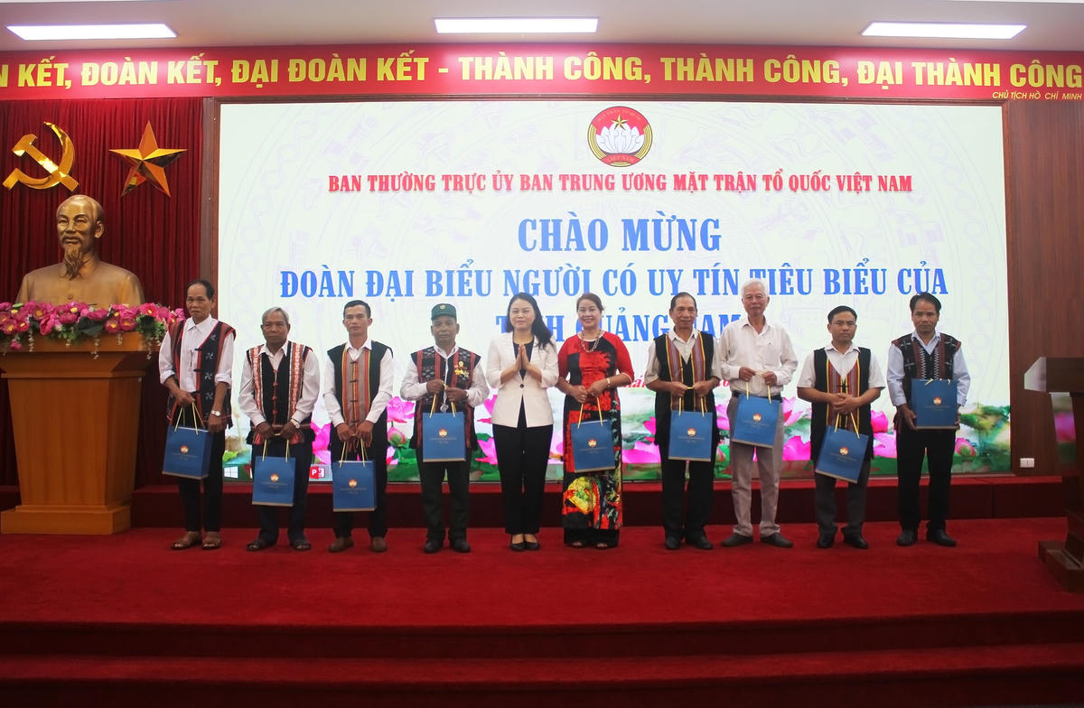 Phó Chủ tịch - Tổng Thư ký Nguyễn Thị Thu Hà gặp mặt người có uy tín tiêu biểu tỉnh Quảng Nam
