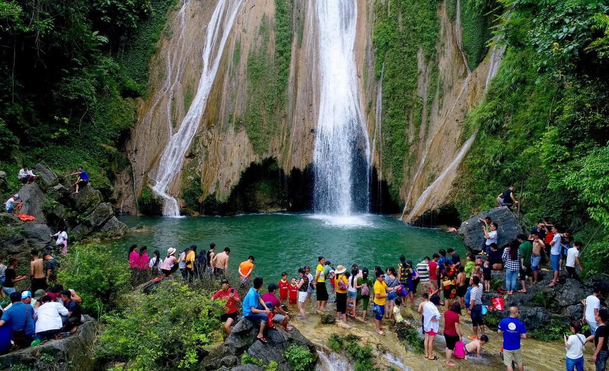 Thác Khuổi Nhi, không thể tuyệt hơn!. Dòng thác cao vút, bọt tung trắng xóa, đổ dồn xuống tạo thành bể nước trong xanh như ngọc, kỳ ảo, hệt chốn thần tiên. Giữa tiết trời oi bức mùa hè, có cơ duyên được đắm mình trong dòng nước mát lạnh, tinh khôi từ thượng nguồn đổ xuống, dưới chân có hàng ngàn chú cá nhỏ tinh nghịch massage thì quả thật “Thế gian hy hữu”. Vào mùa du lịch, mỗi ngày nơi đây đón hàng nghìn du khách tới tham quan, trải nghiệm.