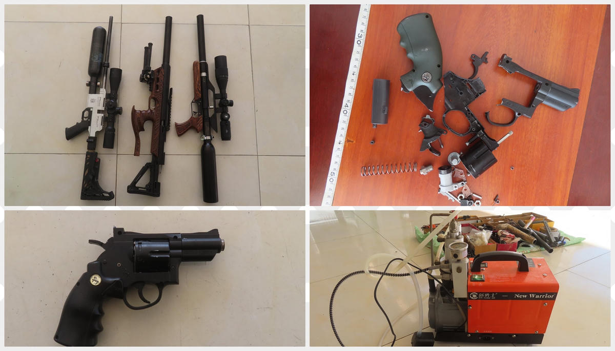 Các khẩu súng cùng vật chứng có liên quan.