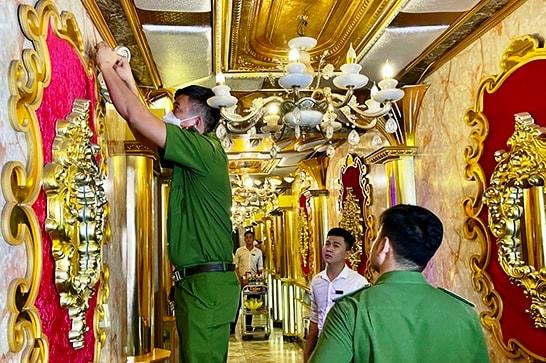 Công an tỉnh Đồng Nai kiểm tra về an toàn cháy nổ tại một cơ sở kinh doanh dịch vụ karaoke.
