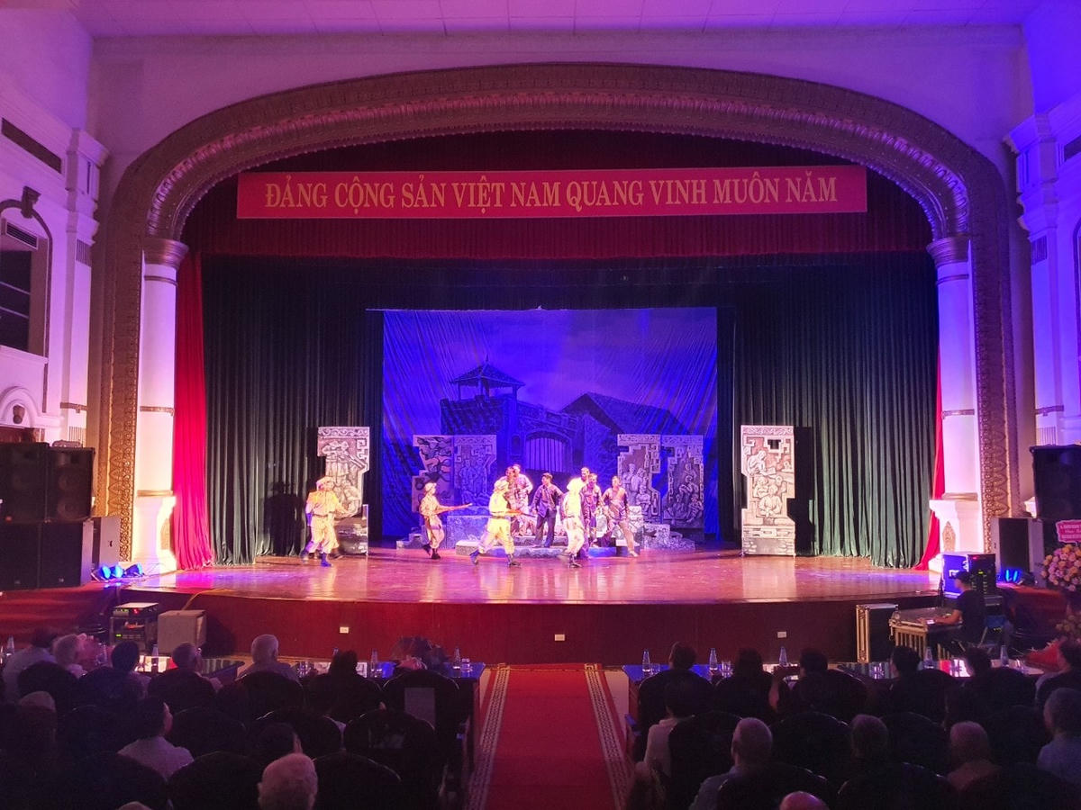 Rất đông cán bộ, nhân dân địa phương tới xem Nhà hát nghệ thuật truyền thống tỉnh Nam Định biểu diễn báo cáo.