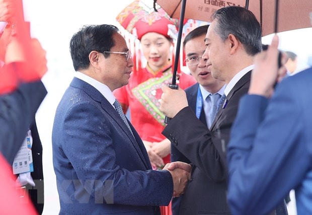 Lễ đón Thủ tướng Phạm Minh Chính đến thành phố Nam Ninh tham dự CAEXPO và CABIS lần thứ 20. (Ảnh: Dương Giang/TTXVN).