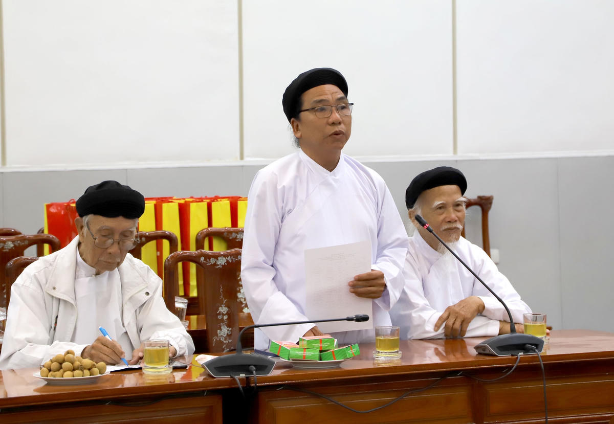 Chánh Phối sư Huỳnh Thanh Phong, Phó Trưởng Ban Thường trực Hội thánh Cao Đài Tiên Thiên báo cáo tình hình hoạt động của các Hội thánh và tổ chức Cao Đài.