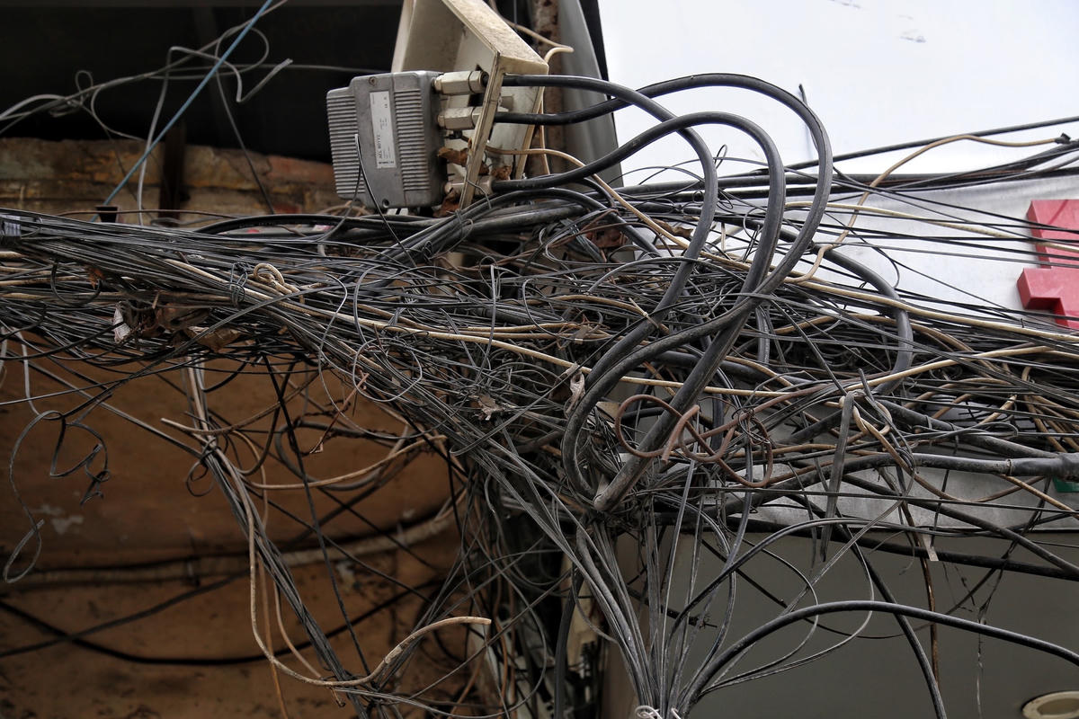 Tại số 57A đường Nguyễn Trãi dây diện, cáp viễn thông nằm sát với mái hiên của người dân tiềm ẩn nhiều nguy cơ mất an toàn phòng chống cháy nổ.