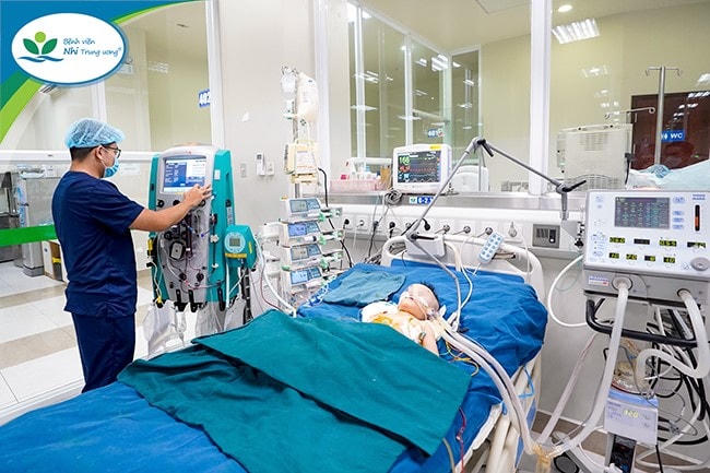 Bé N.H. đang được lọc máu liên tục tại Khoa Điều trị tích cực Nội khoa. Ảnh: Bệnh viện Nhi Trung ương.