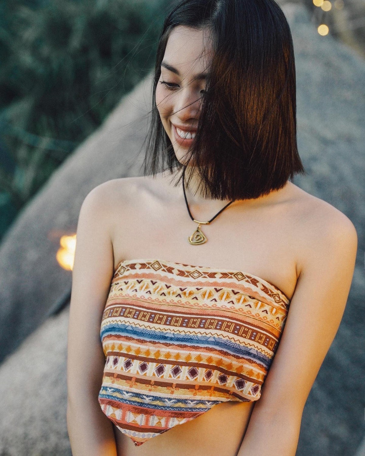 Đặc biệt trong lần đầu thử sức đóng với vai chính trong phim kinh dị “Đảo độc đắc”. Người đẹp chinh phục khán giả với ngoại hình sáng, diễn tự nhiên.