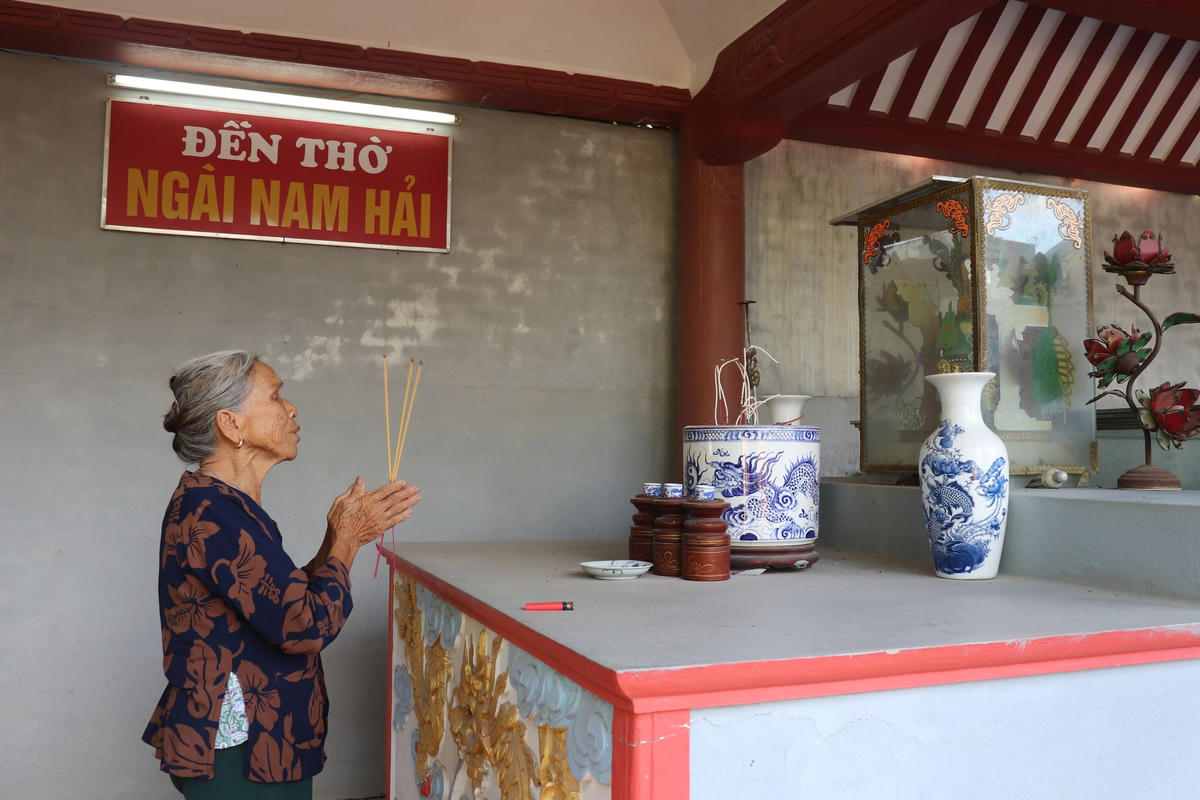 Ngoài hai ngày lễ hội, cứ vào mùng 1 hoặc 15 âm lịch hay trước mỗi chuyến ra khơi, người dân trong vùng lại tập trung đến đền để dâng hương cầu sức khỏe, may mắn, bình an và thuận buồm xuôi gió, tôm cá đầy khoang…  