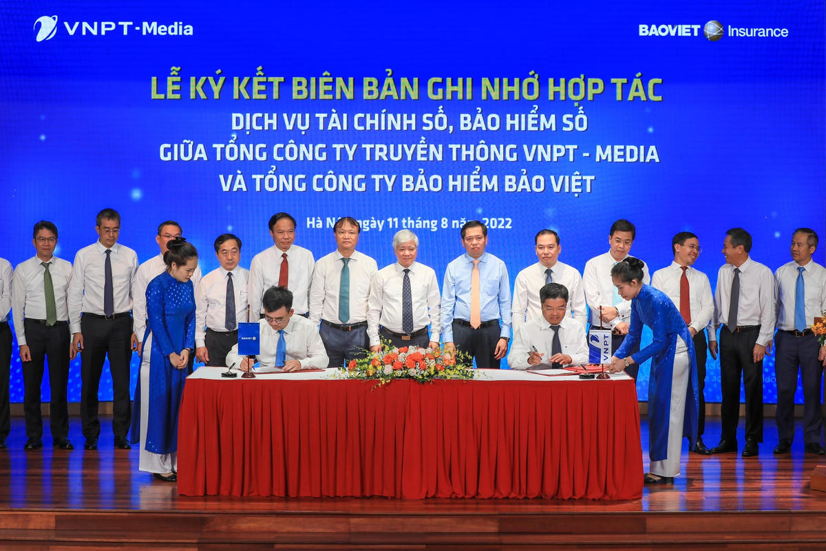 Bí thư Trung ương Đảng, Chủ tịch UBTƯ MTTQ Việt Nam Đỗ Văn Chiến chứng kiến lễ ký kết của các doanh nghiệp trong Khối.