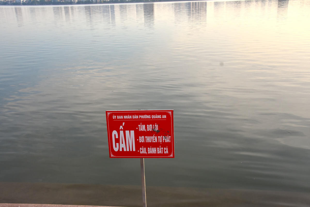 Mặc dù đã để biển cấm, tuy nhiên rất nhiều người dân vẫn bất chấp nguy hiểm, biến một đoạn của Hồ Tây (thuộc địa phận phường Quảng An) trở thành bãi tắm tự phát trong những ngày gần đây. 