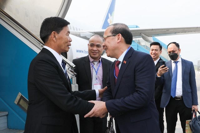 Phó Chủ tịch UBTƯ MTTQ Việt Nam Hoàng Công Thủy đón đoàn tại sân bay Quốc tế Nội Bài.
