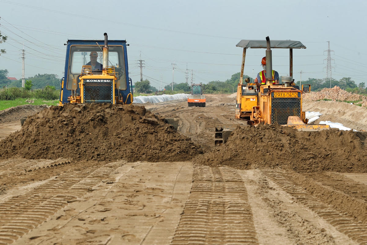 Thời tiết thuận lợi, trên công trường thi công gói thầu số 11 đã chuẩn bị nhiều máy móc, nhân lực để chạy đua với tiến độ.