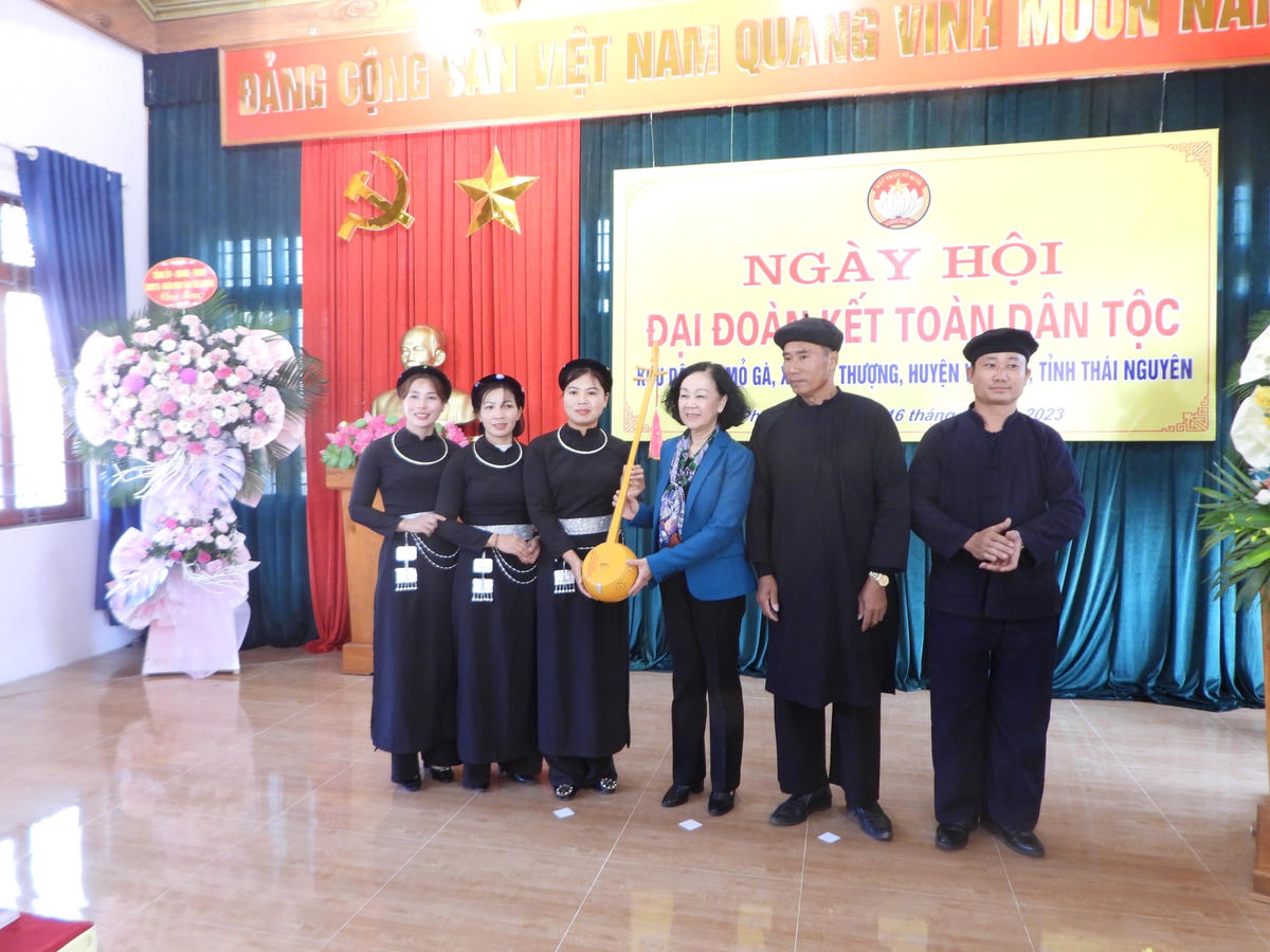 Nhân dân khu dân cư Mỏ Gà trao tặng cây Đàn Tính cho Thường trực Ban Bí thư, Trưởng Ban Tổ chức Trung ương Trương Thị Mai làm quà kỷ niệm.