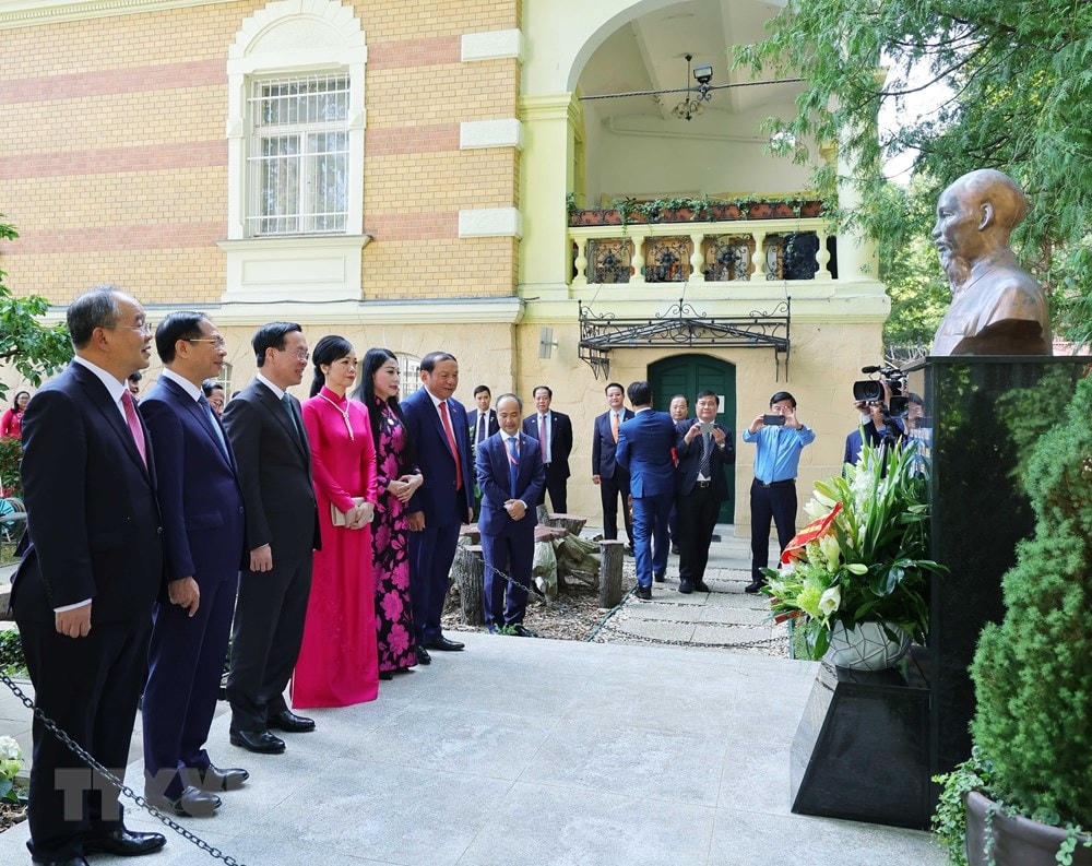 Chủ tịch nước và Phu nhân đặt hoa trước tượng Bác Hồ. (Ảnh: Thống Nhất/TTXVN).