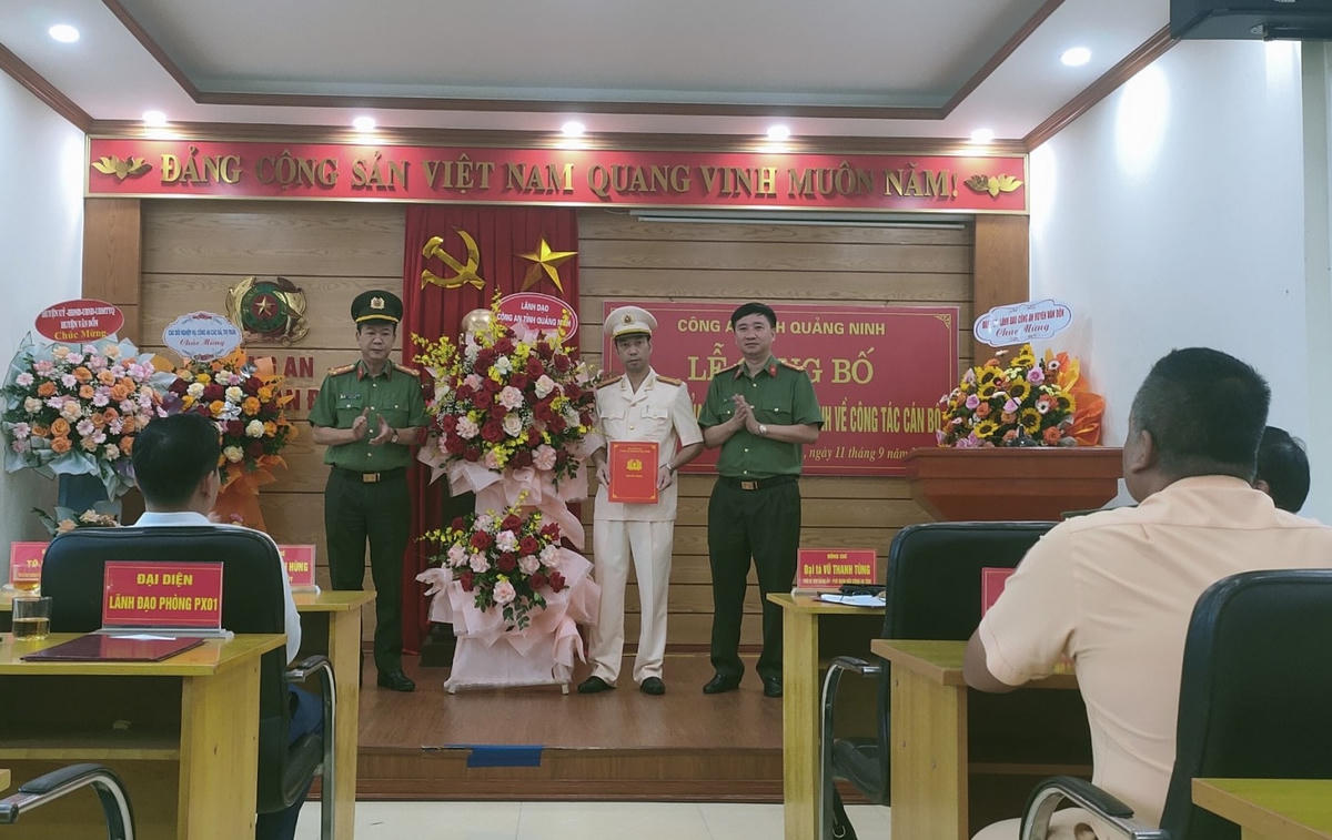 Đại tá Vũ Thanh Tùng, Phó Giám đốc Công an tỉnh Quảng Ninh trao Quyết định cho Trung tá Lương Đức Thiện.