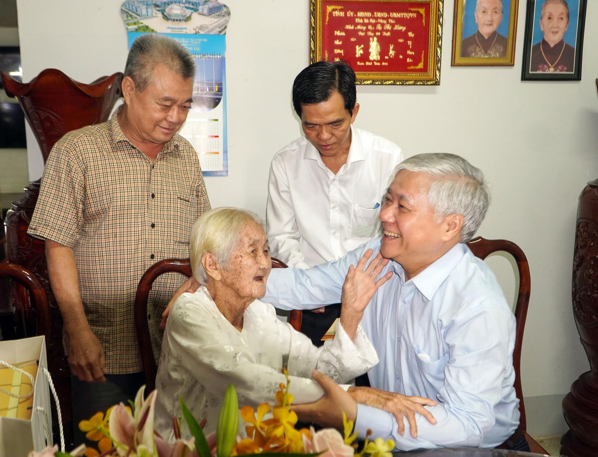 Chủ tịch UBTƯ MTTQ Việt Nam Đỗ Văn Chiến thăm gia đình bà Tạ Thị Hưng (vợ liệt sĩ, sống tại huyện Đất Đỏ). Ảnh: TTXVN.