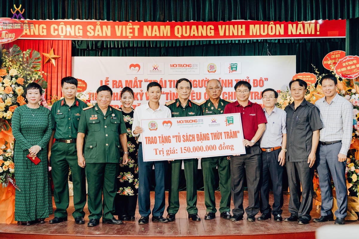 CLB “Trái tim người lính Thủ đô” đã trao tặng tượng trưng 1 “Tủ sách Đặng Thùy Trâm”.