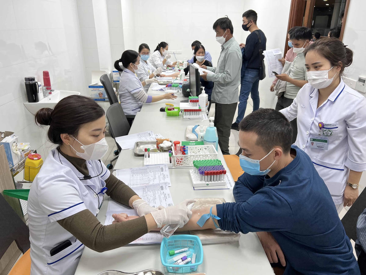 Bệnh nhân khám chữa bệnh tại Bệnh viện Bạch Mai, Hà Nội.  