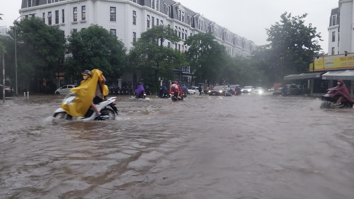 Hà Nội: Sau cơn mưa lớn, một số đường phố thành sông