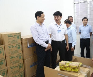 Lãnh đạo Trung tâm Y tế thị xã Duyên Hải đã đưa các đại biểu tham quan một số trang thiết bị y tế trong gói hỗ trợ.