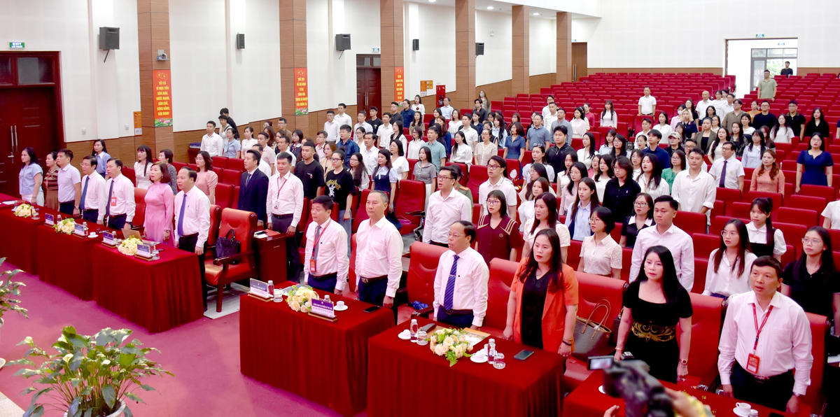 Các đại biểu thực hiện nghi thức chào cờ tại Lễ Khai giảng.