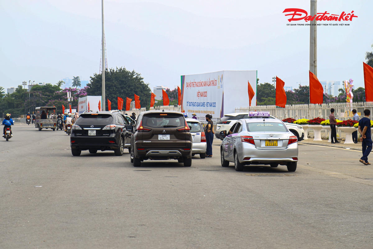 Các xe ngang nhiên dừng đỗ để mua vé.