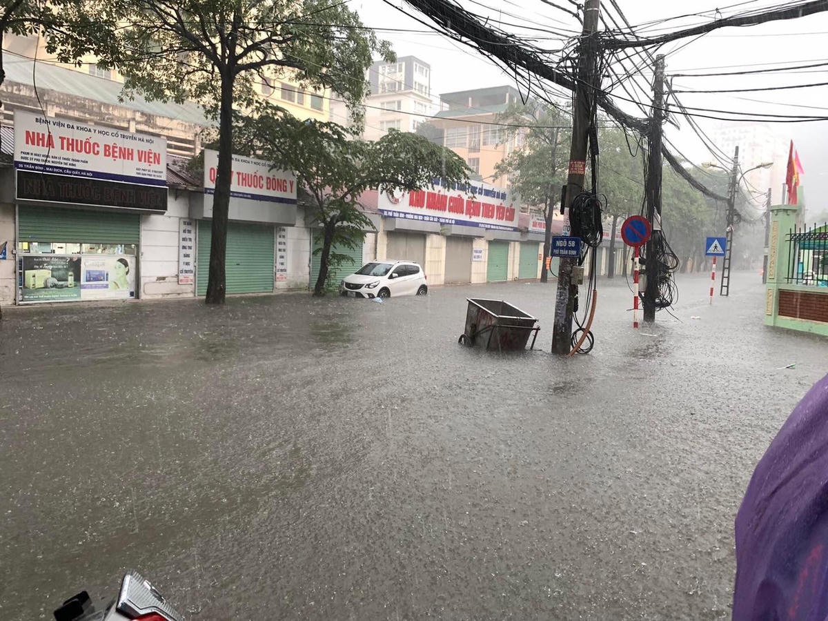 Đường Trần Bình trông không khác nào một con kênh. 
