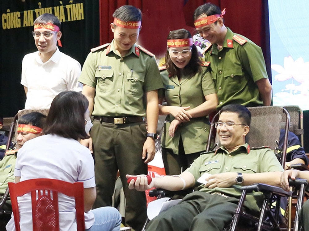 Ngay sau khi phát động chương trình, Thượng tá Nguyễn Hồng Phong, Giám đốc Công an tỉnh Hà Tĩnh tham gia hiến máu.