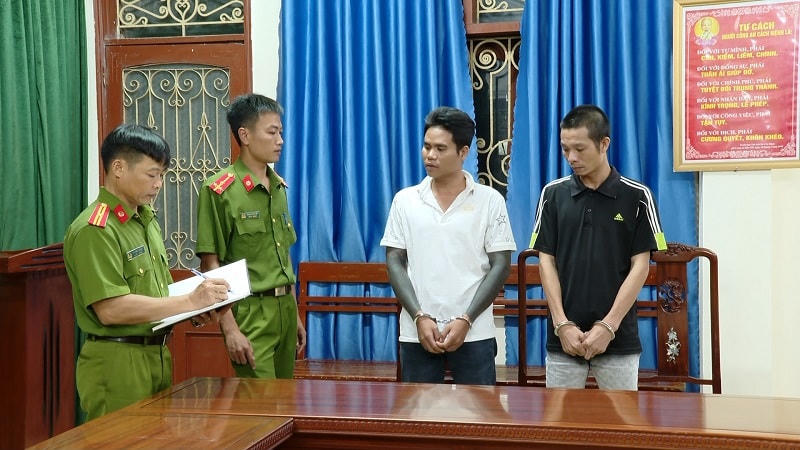 Phạm Thành Luân (áo đen) và Đào Văn Tấn (áo trắng) tại cơ quan điều tra.