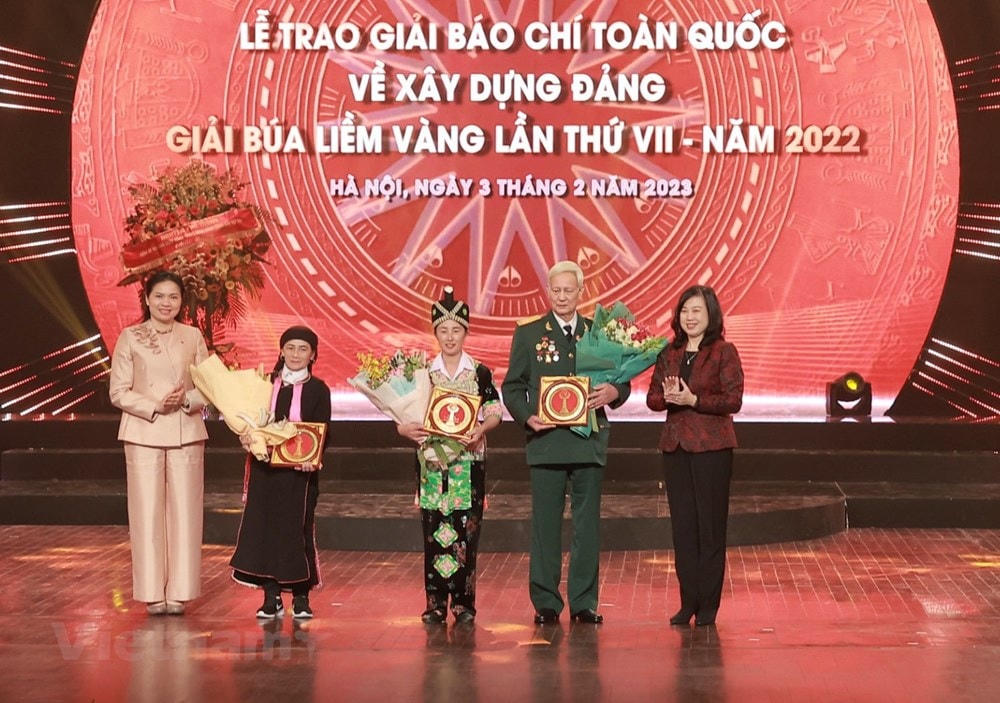 Ban tổ chức trao giải thưởng cho các Đảng viên tiêu biểu, là nhân vật trong các tác phẩm đoạt giải. Ảnh: Vietnam+.