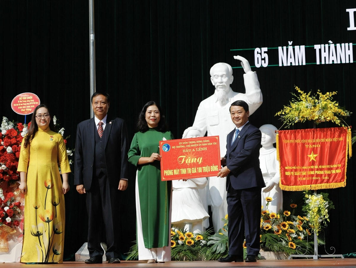 Bộ trưởng, Chủ nhiệm Ủy ban Dân tộc Hầu A Lềnh trao tặng Trường Phổ thông Vùng cao Việt Bắc 20 bộ máy tính.