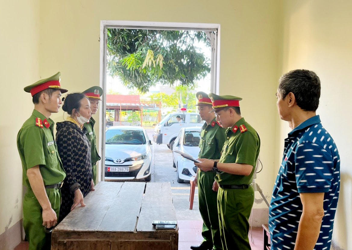 Bị can Trần Thị Cẩm nghe cơ quan điều tra đọc quyết định khởi tố.