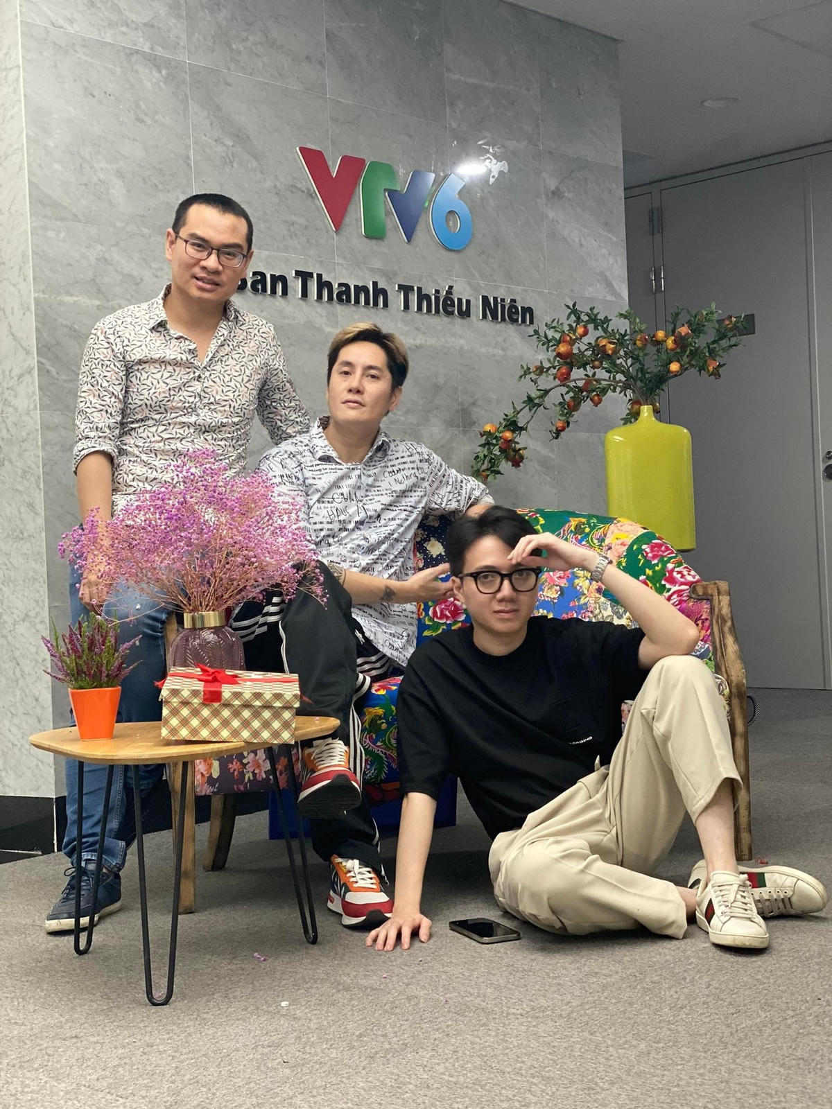 BTV Tôn Hiếu Anh (ngồi giữa) và nhiều đồng nghiệp tiếc nuối trước thông tin VTV6 giải thể. Ảnh: FBNV. 