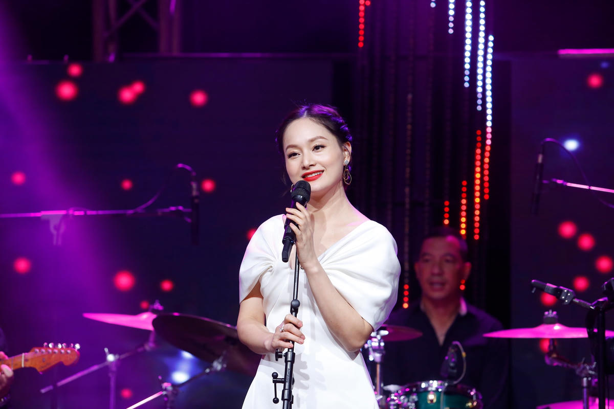 Lan Phương tỏa sáng trên sân khấu của Cuộc hẹn cuối tuần mùa 2. 