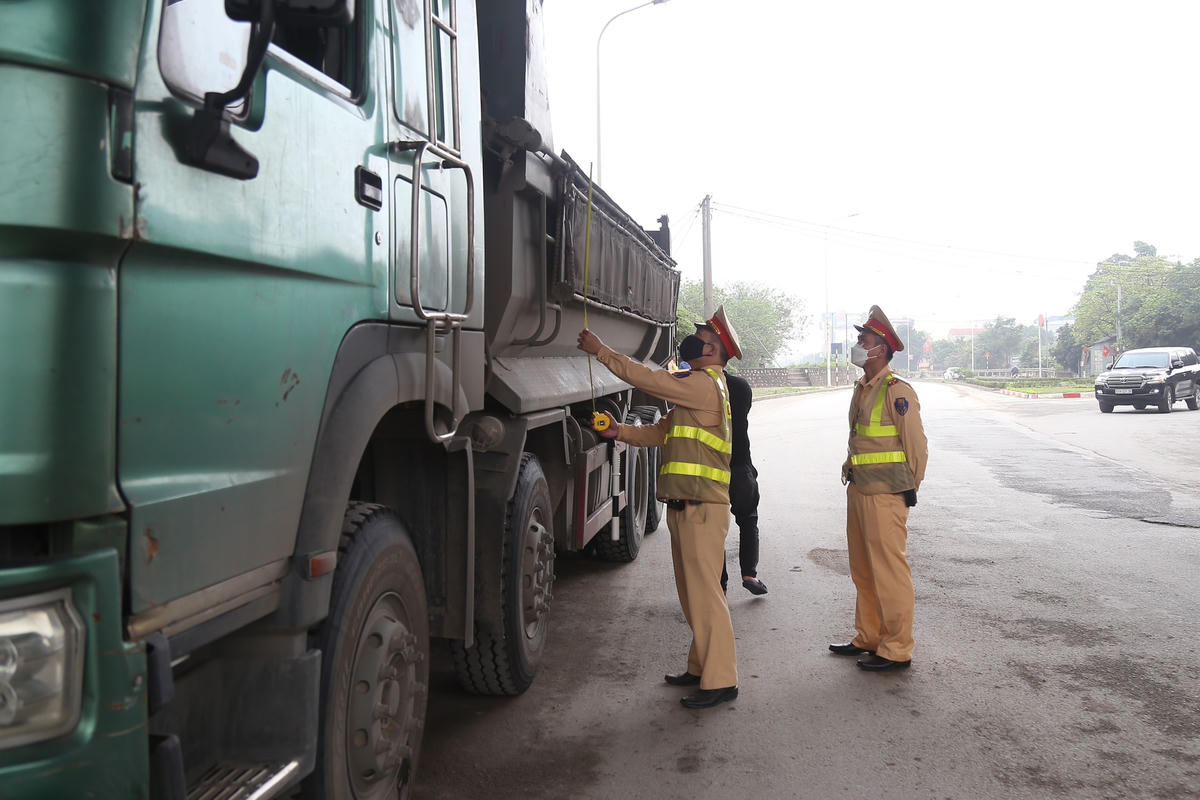 Cũng theo vị Đại uý Văn, để xử lý triệt để tình trạng vi phạm này, Đội CSGT số 6 đã yêu cầu các chủ doanh nghiệp trên địa bàn ký cam kết yêu cầu không vi phạm.